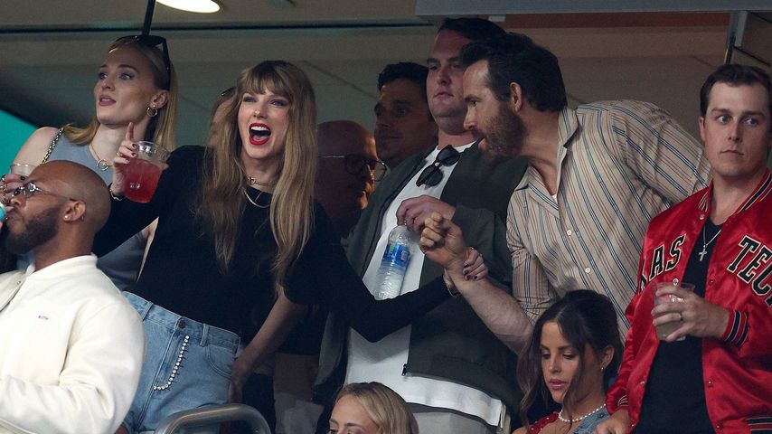 Taylor Swift und Ryan Reynolds bei einem Footballspiel der Kansas City Chiefs im Oktober 2023