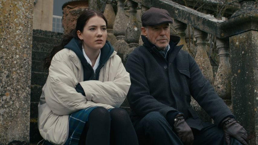 Teddie Allen und Pierce Brosnan in einer Szene aus der MTV-Serie "MobLand", Staffel 1, Episode 6