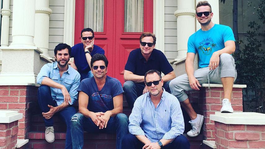 Teile des "Fuller House"-Casts vor dem Haus der Serienfamilie Tanner im Juli 2016
