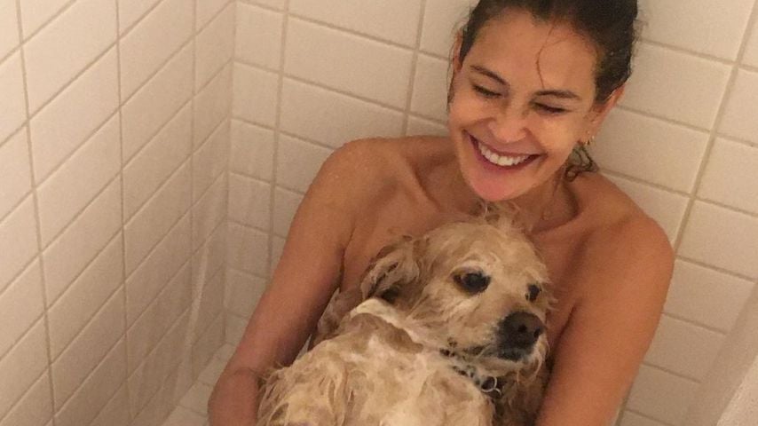 Hier duscht "Desperate Housewives"-Teri mit ihrem Hund