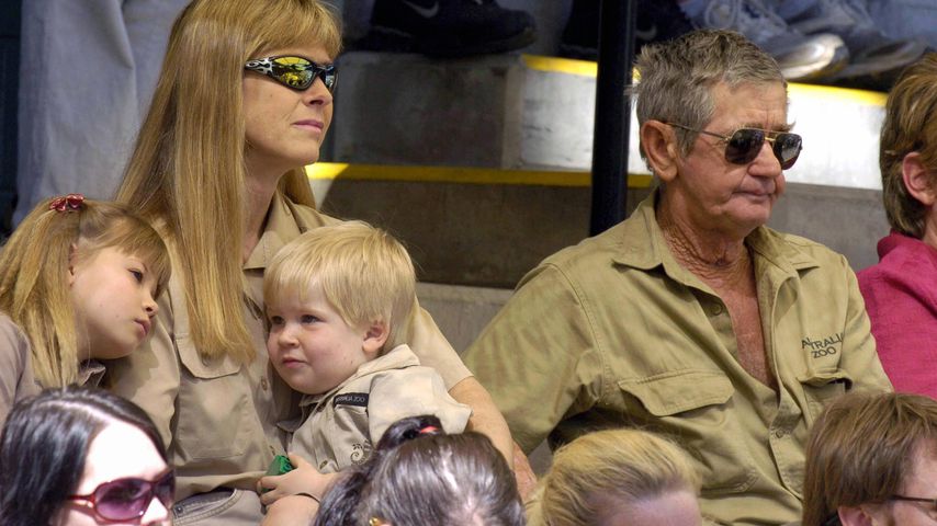 Terri Irwin mit ihren Kindern Bindi und Bob und Steves Vater Bob Irwin im September 2006