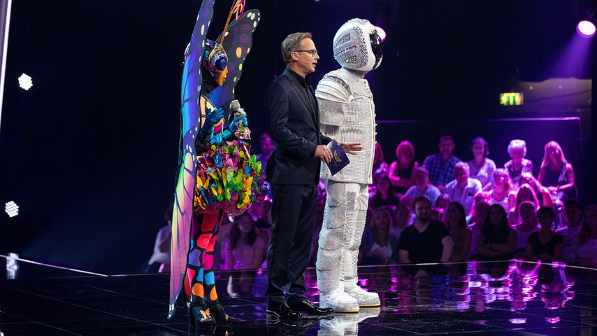 "The Masked Singer"-Moderator Matthias Opdenhövel (M.) mit Schmetterling und Astronaut