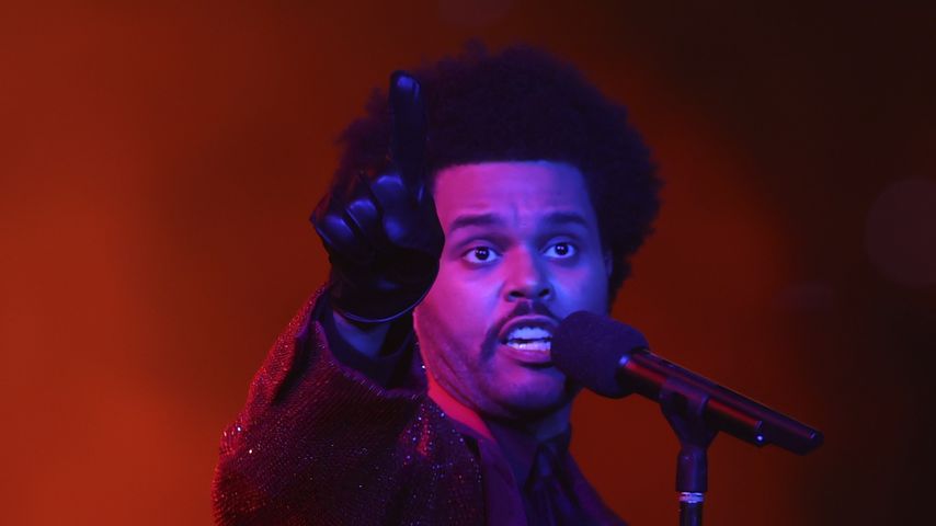 The Weeknd wird von einem Fan auf der Konzertbühne belästigt