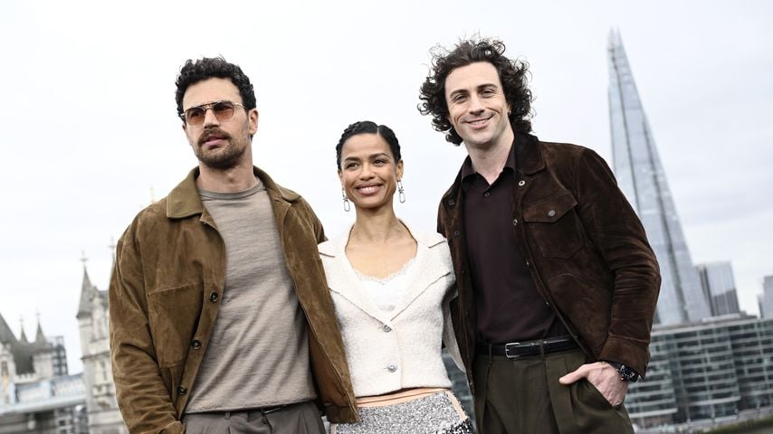 Theo James, Gugu Mbatha-Raw und Aaron Taylor-Johnson beim "Fuze"-Fototermin am Tower Hotel in London