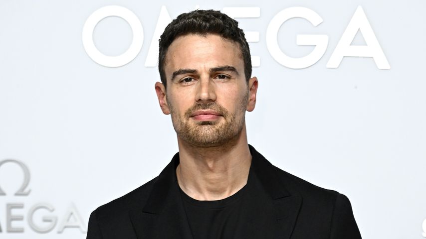 Trainiert Theo James hier für den perfekten James-Bond-Body?