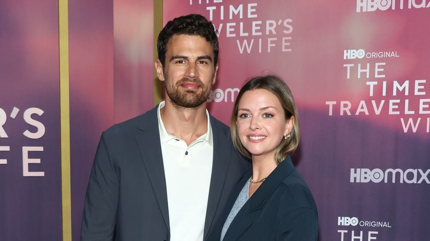 Theo James und Ruth Kearney im Mai 2022