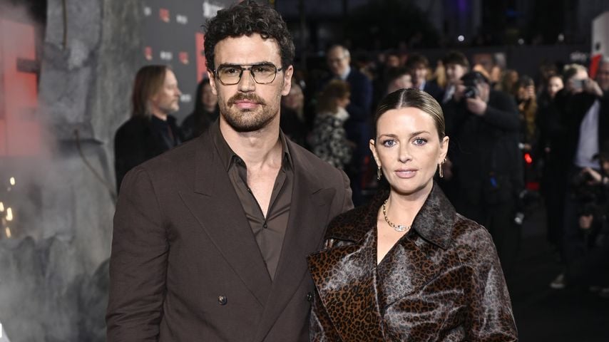 Selten: Theo James kommt mit Ehefrau Ruth zu seiner Premiere