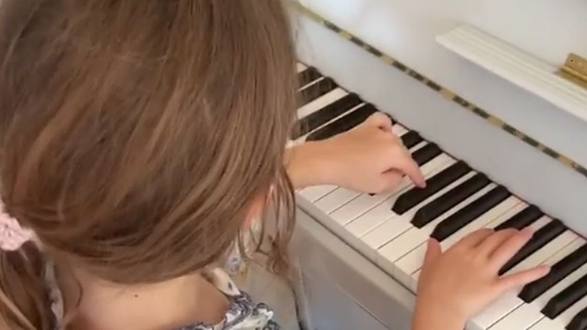 Theodora Rose Williams am Klavier