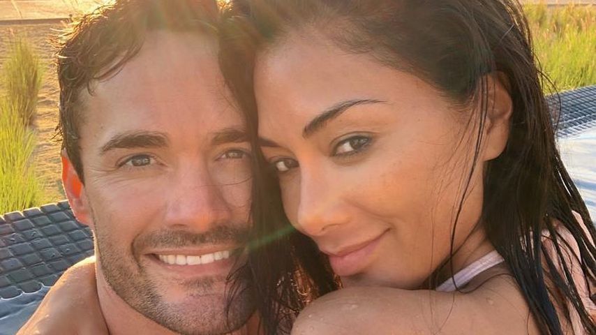 Hier turteln Thom Evans und Nicole Scherzinger innig im Pool