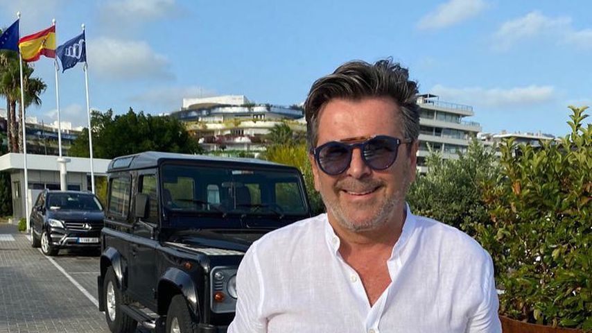 Thomas Anders vor seinem Geländewagen
