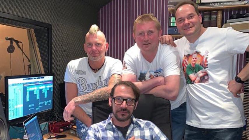 Thomas, Christian und Kai mit einem Produzenten im Tonstudio