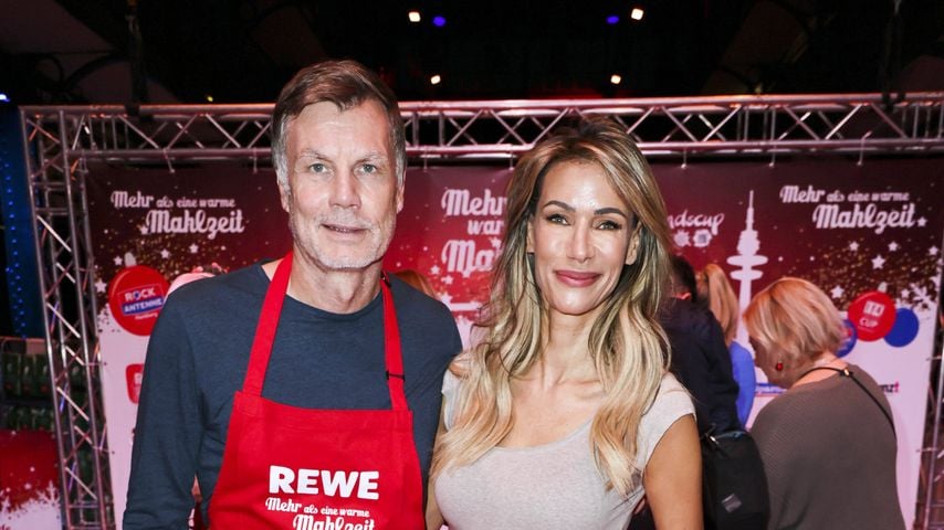 Thomas Helmer und Yasmina Filiali beim Charity-Essen "Mehr als eine warme Mahlzeit" in der Fischauktionshalle in Hamburg im November 2024
