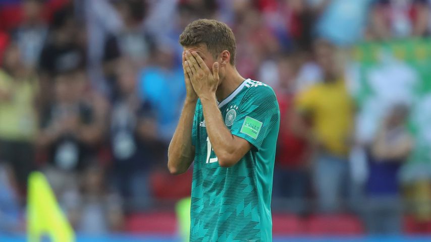 Wenigstens beim Golf: Thomas Müller locht endlich Ball ein!