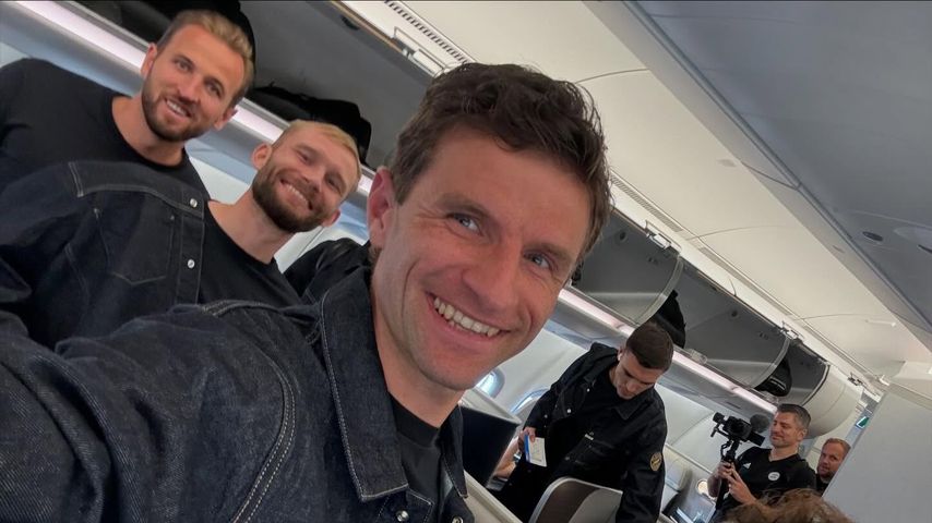 Thomas Müller mit seinen FC-Bayer-Kollegen Harry Kane, Konrad Laimer und Leon Goretzka