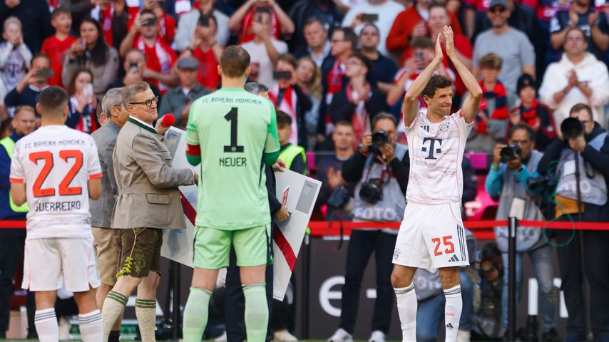Ohne Frau Lisa: Thomas Müller feiert seinen Bayern-Abschied
