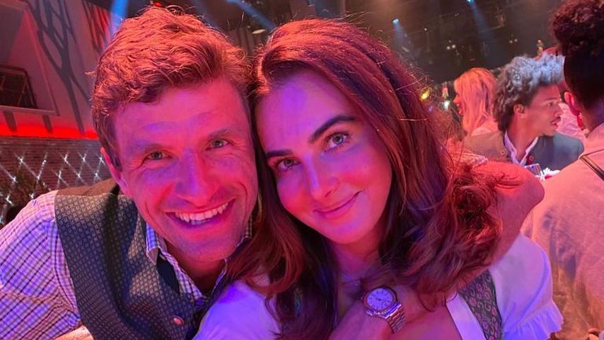 So happy! Thomas Müller feiert Meisterschaft mit seiner Lisa