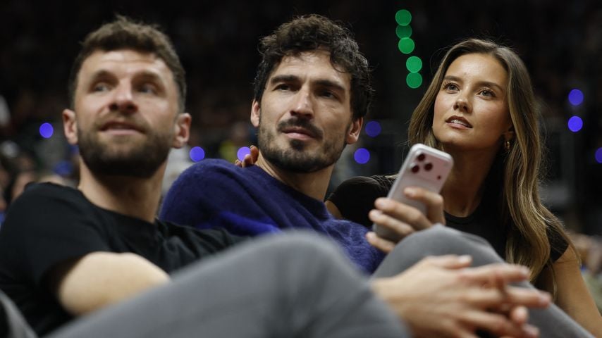 Thomas Müller, Mats Hummels und Nicola Cavanis beim NBA-Spiel in Berlin im Januar 2026