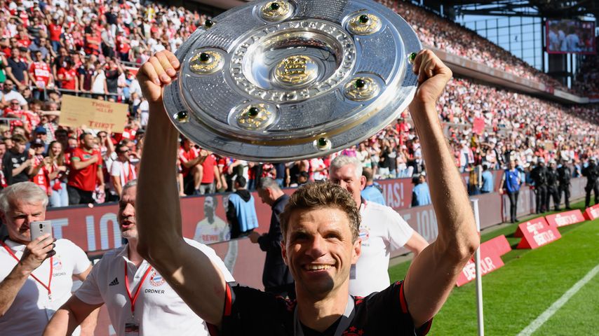 Müller und Co.: Bayern-Spieler machen Meisterschale kaputt