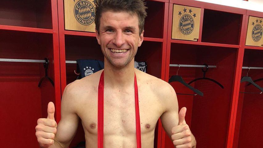 500. Spiel: Thomas Müller posiert nackt mit Lebkuchenherz