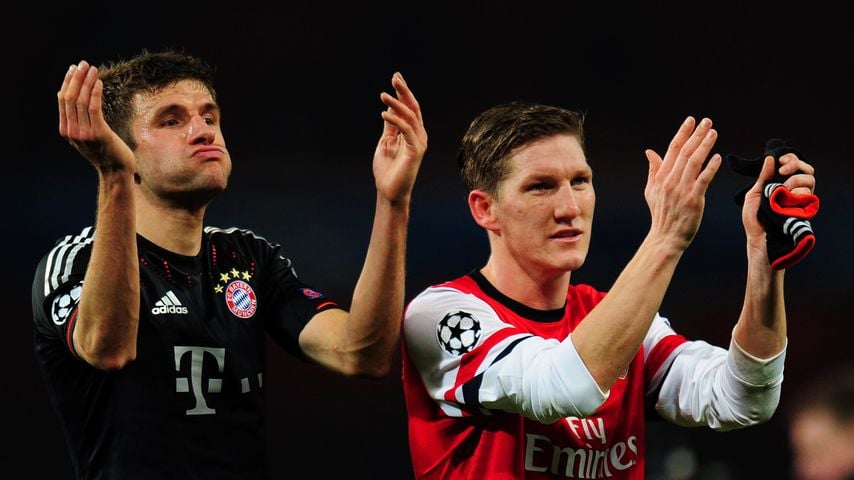 Thomas Müller und Bastian Schweinsteiger klatschen