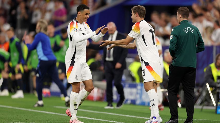 Die Fußballprofis Thomas Müller und Jamal Musiala motivieren sich beim Uefa Euro 2024-Gruppenspiel.