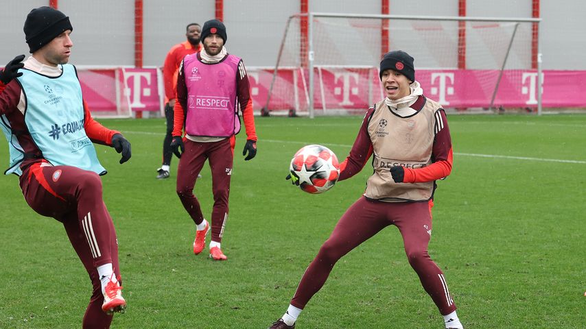 Die Fußballprofis Thomas Müller und Jamal Musiala trainieren während der Uefa Champions League.