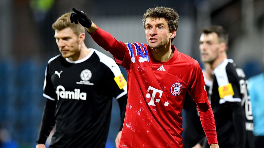 Zweitligist kickt Bayern: Thomas Müller fährt Reporterin an
