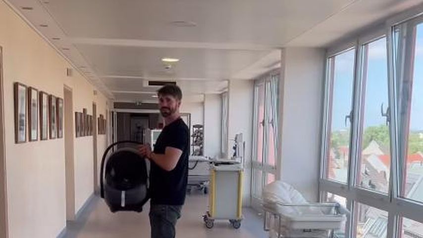 Thore Schölermann mit seinem Sohn im Krankenhaus