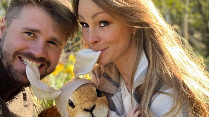 Thore und Jana Schölermann mit ihrem Nachwuchs