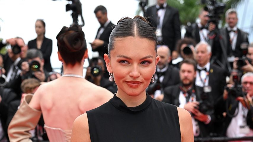 Thylane Blondeau auf dem roten Teppich der Premiere von "The Apprentice" bei den 77. Filmfestspielen von Cannes