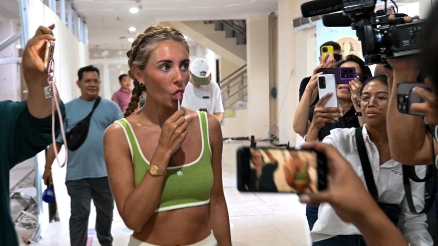 Tia Billinger, bekannt als "Bonnie Blue", bei ihrer Ankunft im Einwanderungsamt Ngurah Rai in Jimbaran, Bali