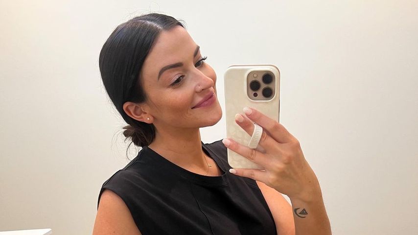16 Wochen schwanger: Tia Booth gibt erstes Babybauch-Update
