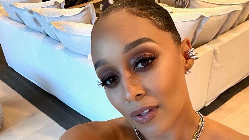Tia Mowry macht ein Selfie