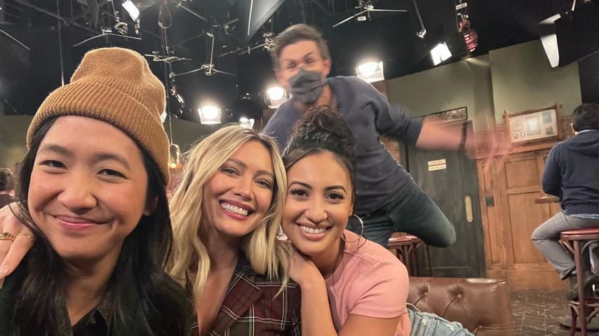 Tien Tran, Hilary Duff, Christopher Lowell und Francia Raisa am "How I Met Your Father"-Set