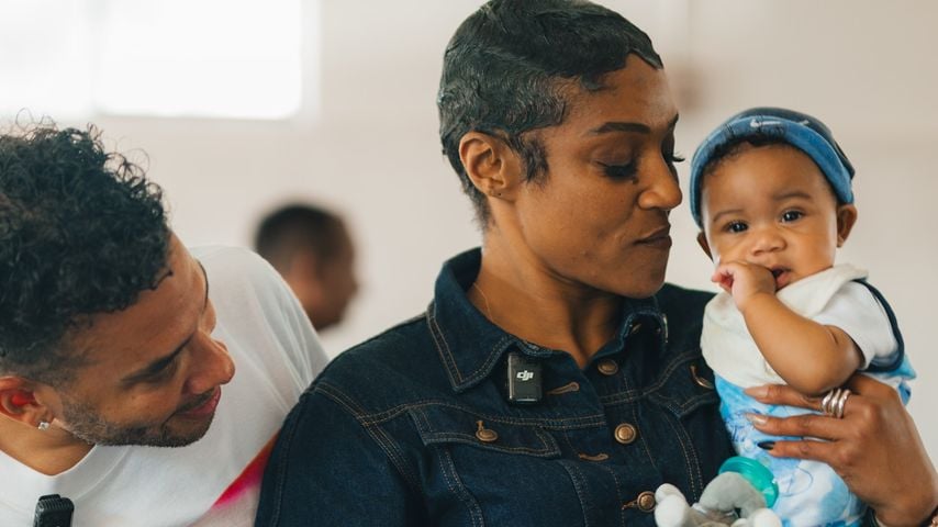 Tiffany Haddish und Jason Lee mit einem Baby