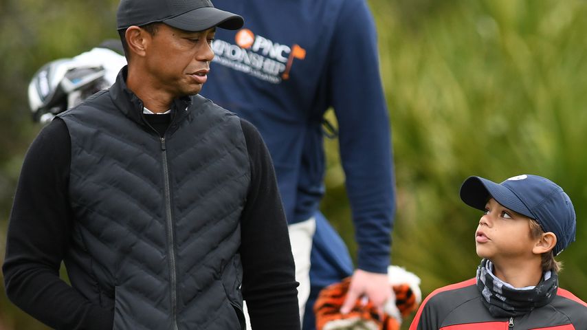 Wie der Vater: Tiger Woods und sein Sohn Charlie beim Golfen