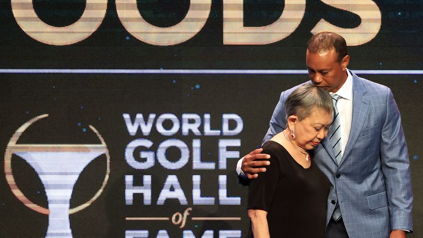 Tiger Woods und seine Mutter bei seiner Aufnahme in die World Golf Hall of Fame, März 2022