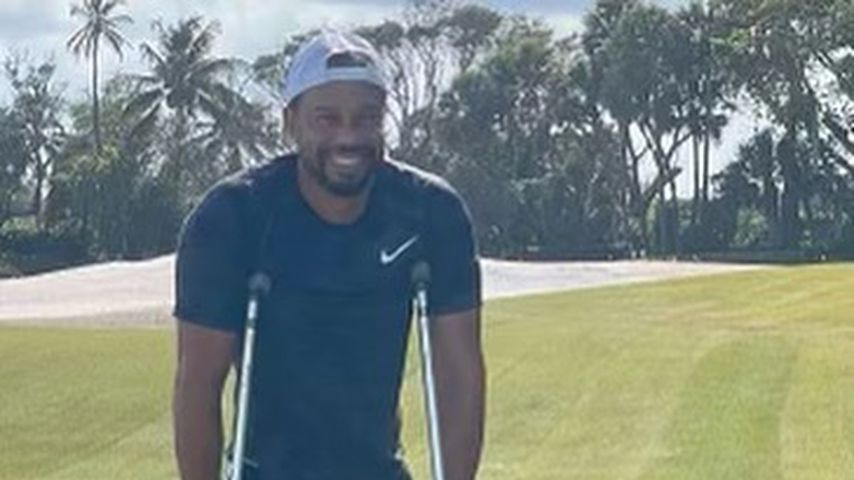 Auf Krücken: Tiger Woods teilt erstes Insta-Pic nach Unfall