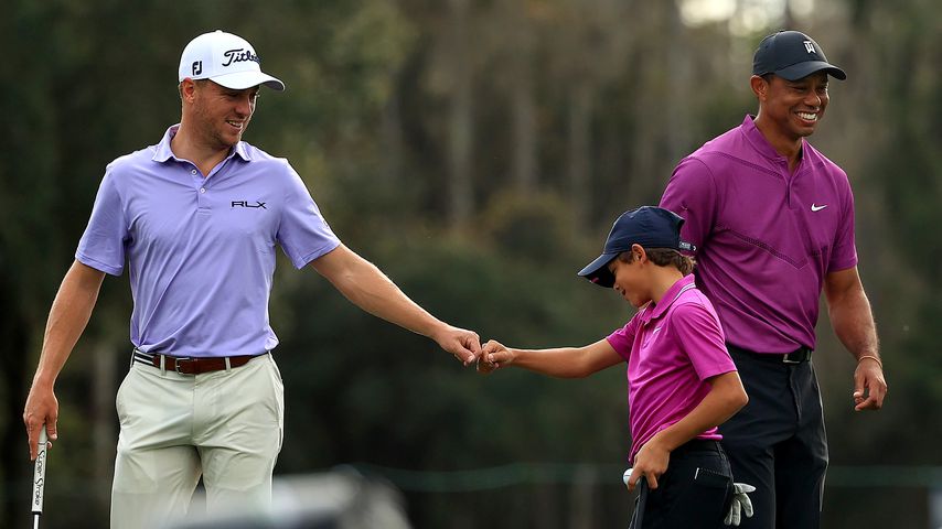 Tiger Woods mit seinem Sohn Charlie und dem gegnerischen Spieler