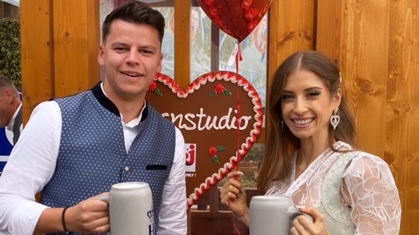 TikToker Paul Luca Fischer und Moderatorin Cathy Hummels auf dem Oktoberfest in München