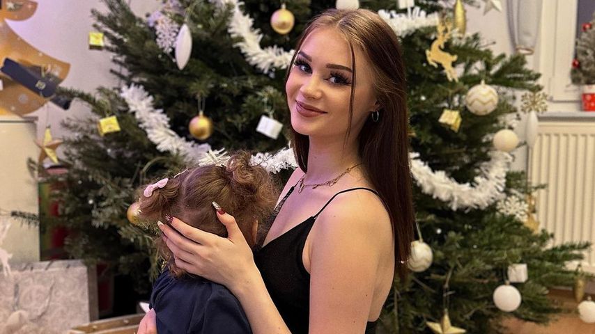 TikTokerin Jasi_xx3 mit ihrer Tochter Eleyna an Weihnachten 2022
