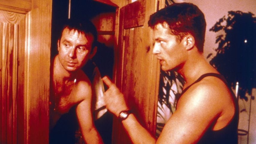 Til Schweiger und Joachim Krol in "Der bewegte Mann" (1994), Regie: Sönke Wortmann
