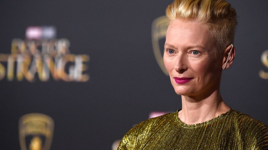 Tilda Swinton ganz happy mit ihrem Zweit-Lover