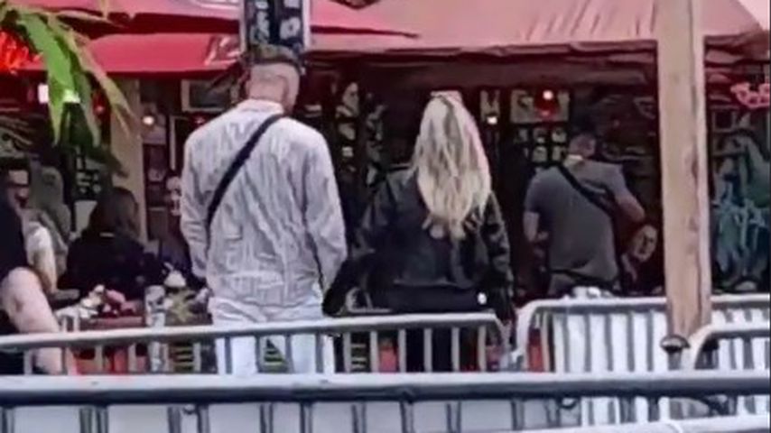 Till Adam mit einer unbekannten Frau