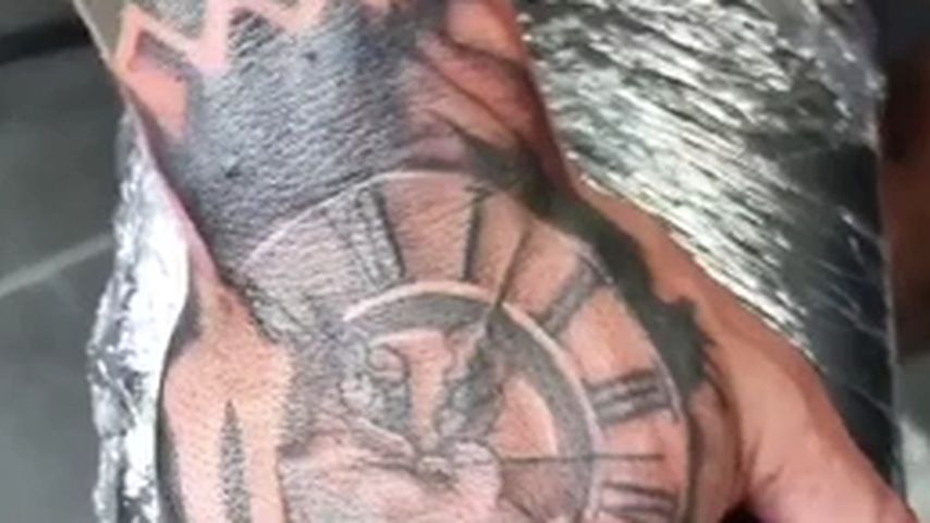 Till Adams überstochenes Tattoo