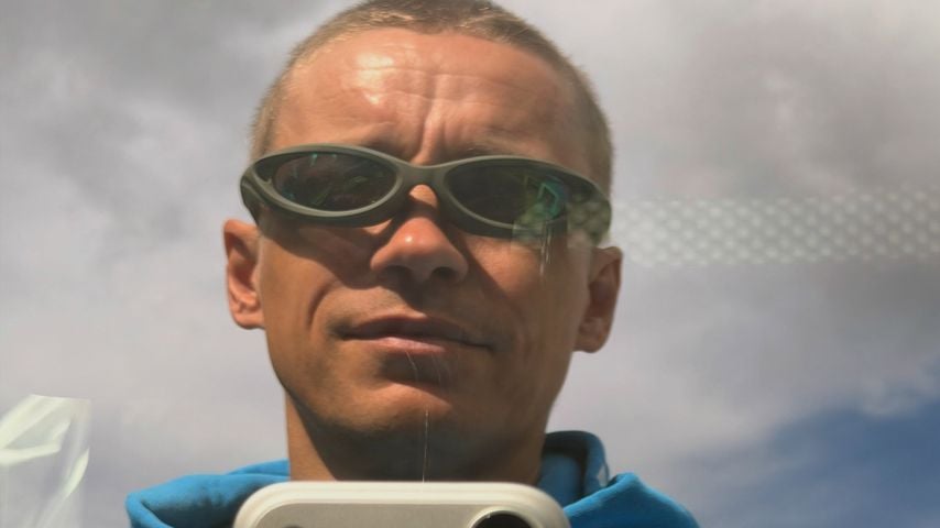 Tim Bendzko präsentiert seine neue Frisur in einem Spiegelselfie.