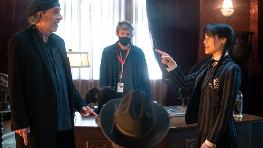 Regisseur Tim Burton und Hauptdarstellerin Jenna Ortega am Set von "Wednesday"