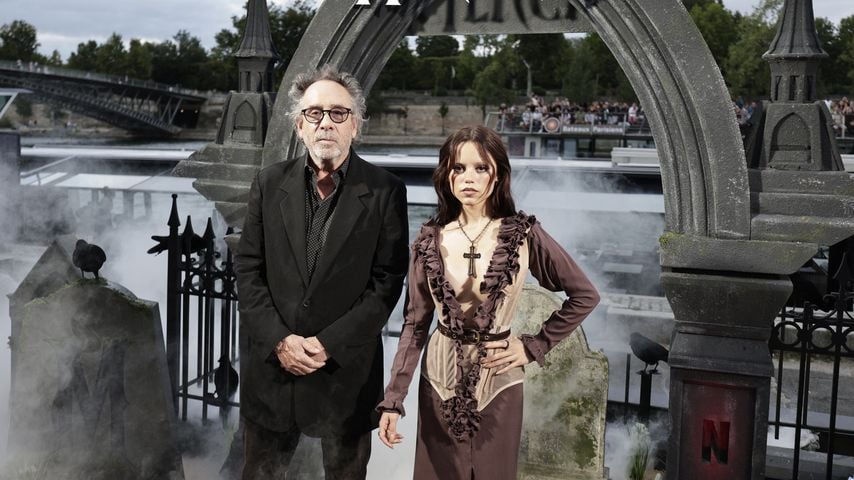 Tim Burton und Jenna Ortega bei der Paris-Premiere der zweiten Staffel von "Wednesday"