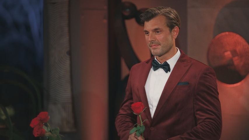 Na endlich: Auch sie bekommt einen Kuss von Bachelor Tim