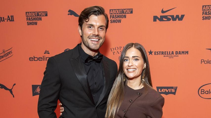 Tim Reitz und Vivien Grabatis auf dem Orangenen Teppich bei der ABOUT YOU Opera Fashion Show im Admiralspalast, Berlin